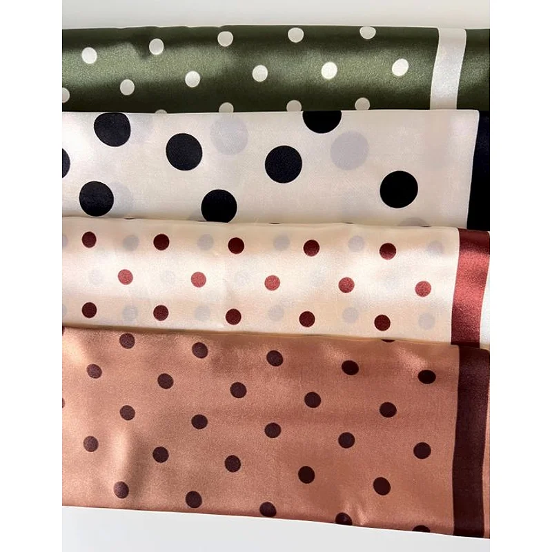 Foulard satiné à pois