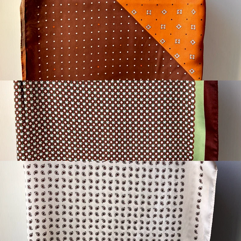 Foulard satiné à motif géométrique