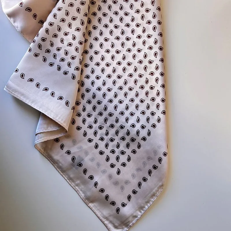 Foulard satiné à motif géométrique