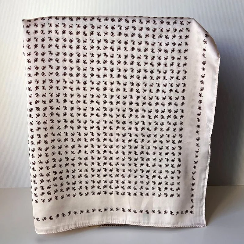 Foulard satiné à motif géométrique