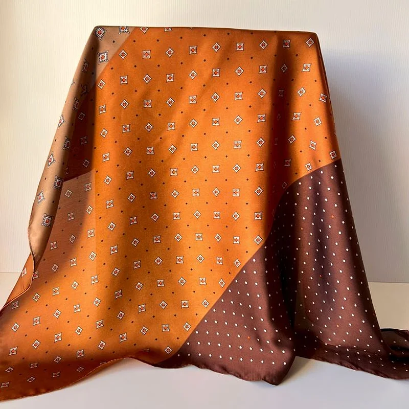 Foulard satiné à motif géométrique