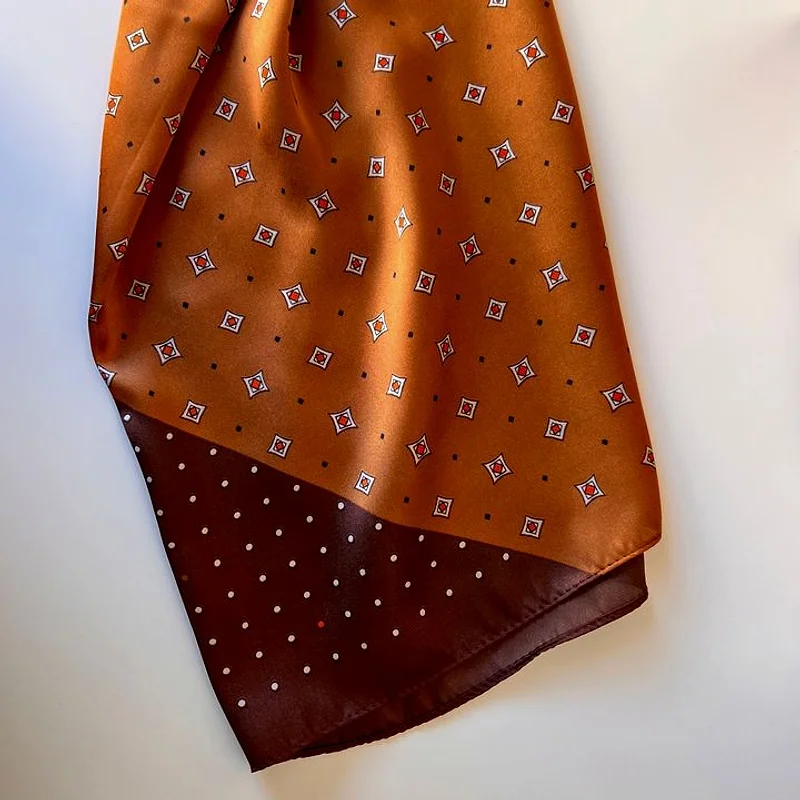 Foulard satiné à motif géométrique